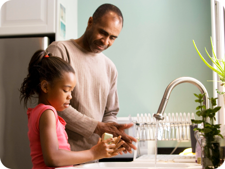 Padre e hija preparando la comida juntos