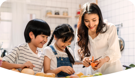 Niños ayudando a su madre a preparar el desayuno