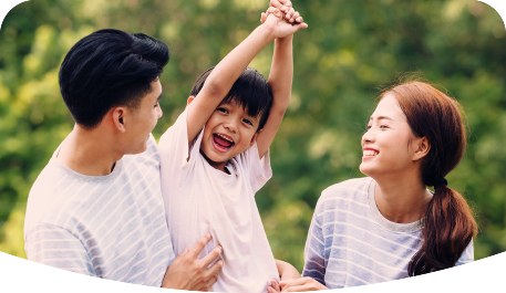 Familia alegre riendo mientras disfrutan en el parque
