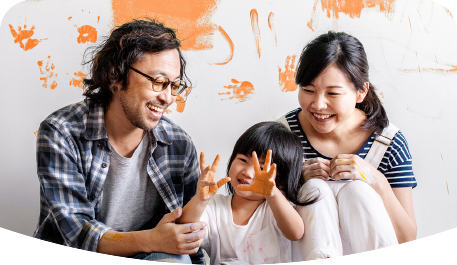 Familia alegre riendo y redecorando su casa